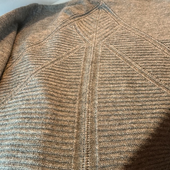 EUC Gray Cardigan With 2 Pockets and Ribbing on Front - Picture 9 of 9